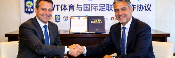 TVT体育与国际足联签约仪式新闻图片 - 双方代表在合作协议前握手